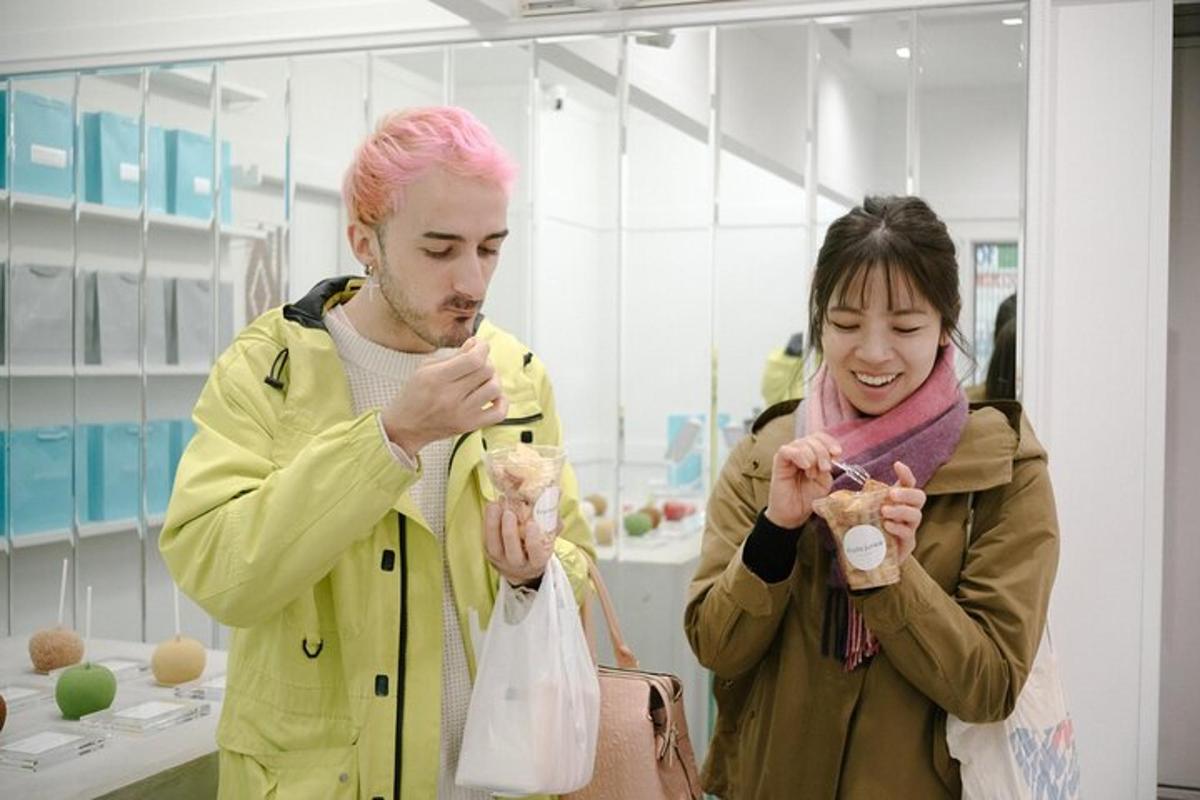 un uomo e una donna che guardano il cibo in un negozio