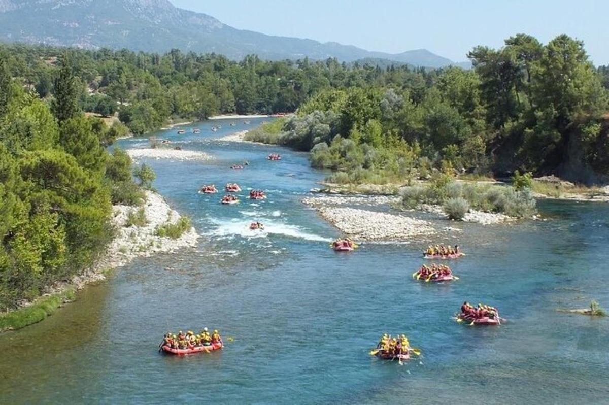 Un grupo de personas está haciendo rafting por un río.