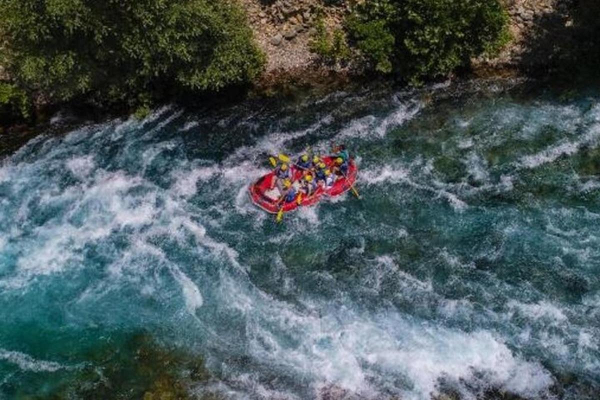 un grupo de personas en un bote en un río