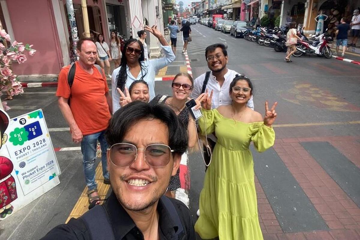 un gruppo di persone che posano per una foto in strada