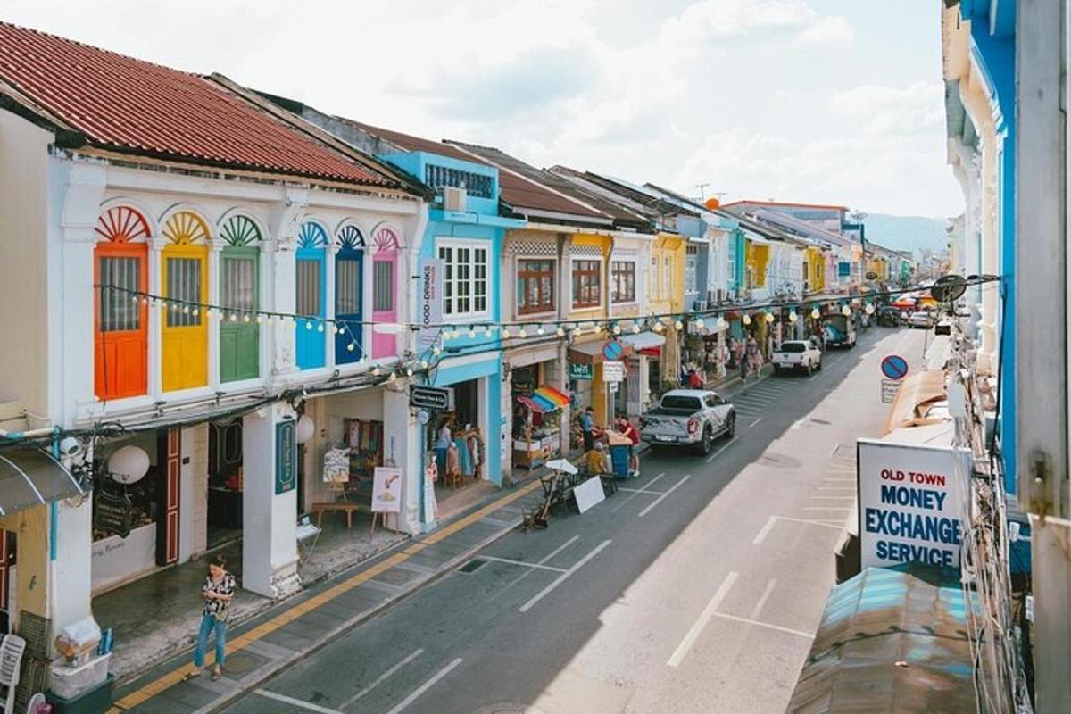 une vue d'une rue dans une ville avec des bâtiments