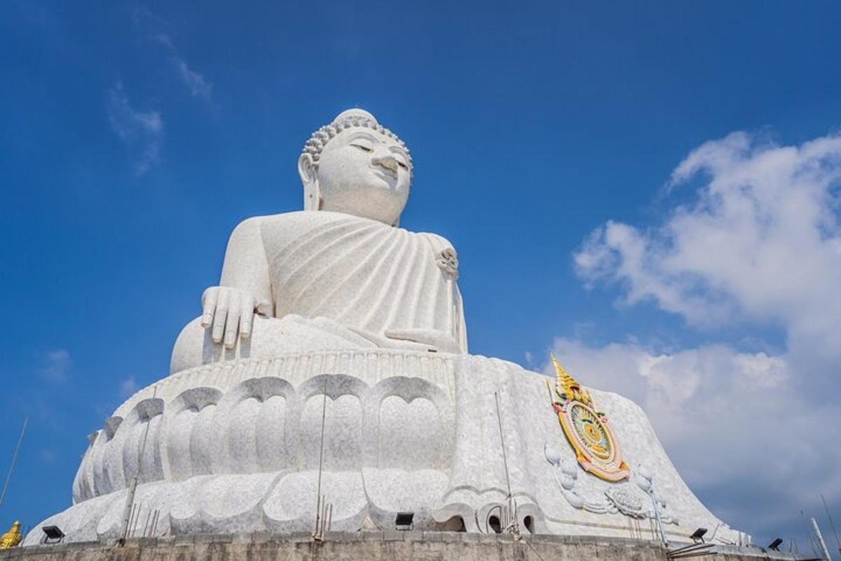 une grande statue assise au sommet d'un bâtiment