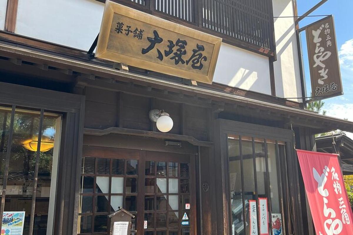 正面有标志的建筑物