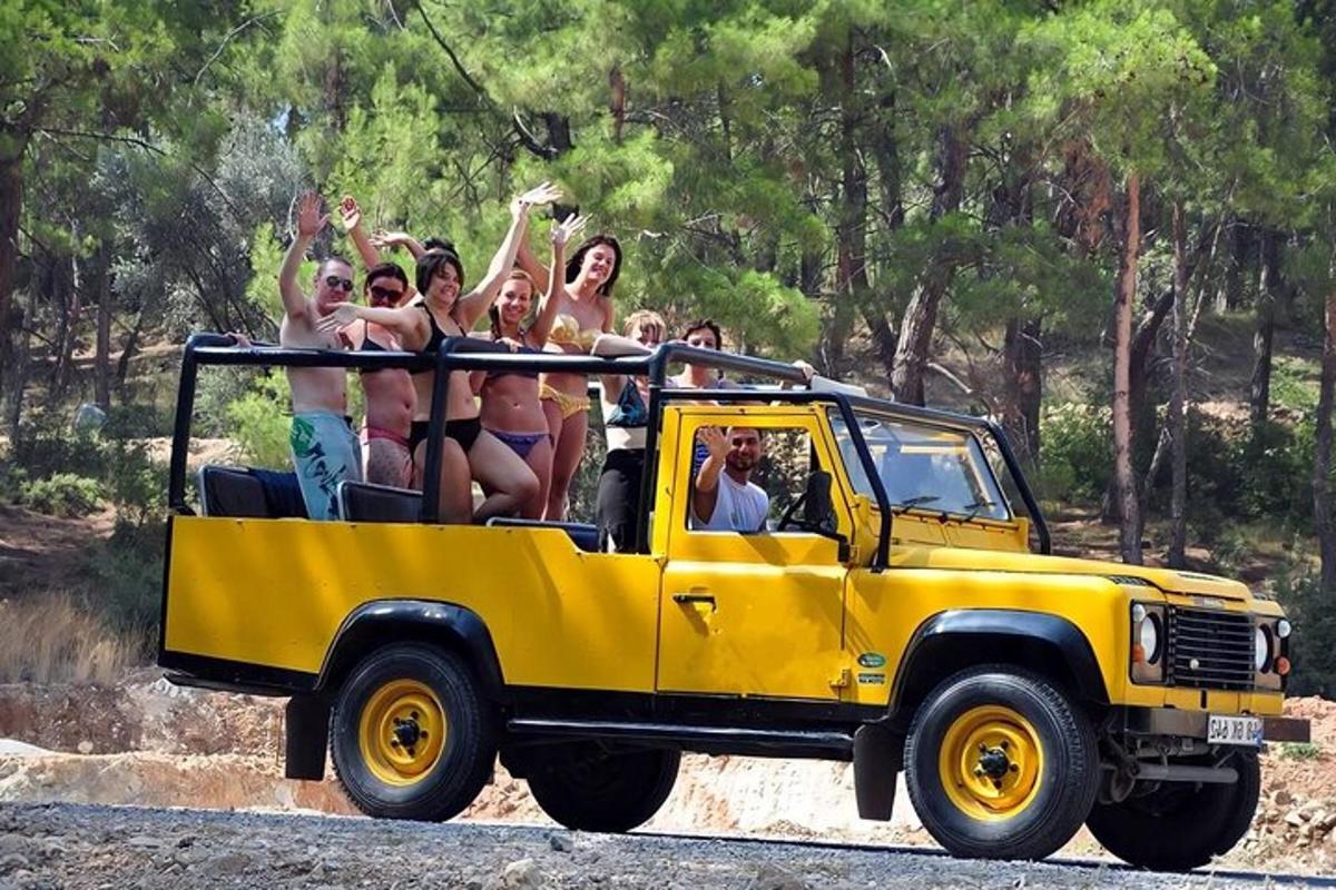 un groupe de personnes voyageant à l'arrière d'un camion jaune