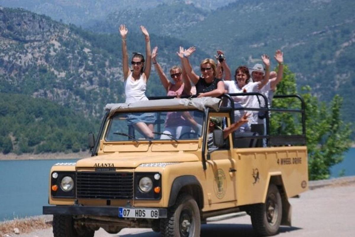 un groupe de personnes à l'arrière d'une jeep