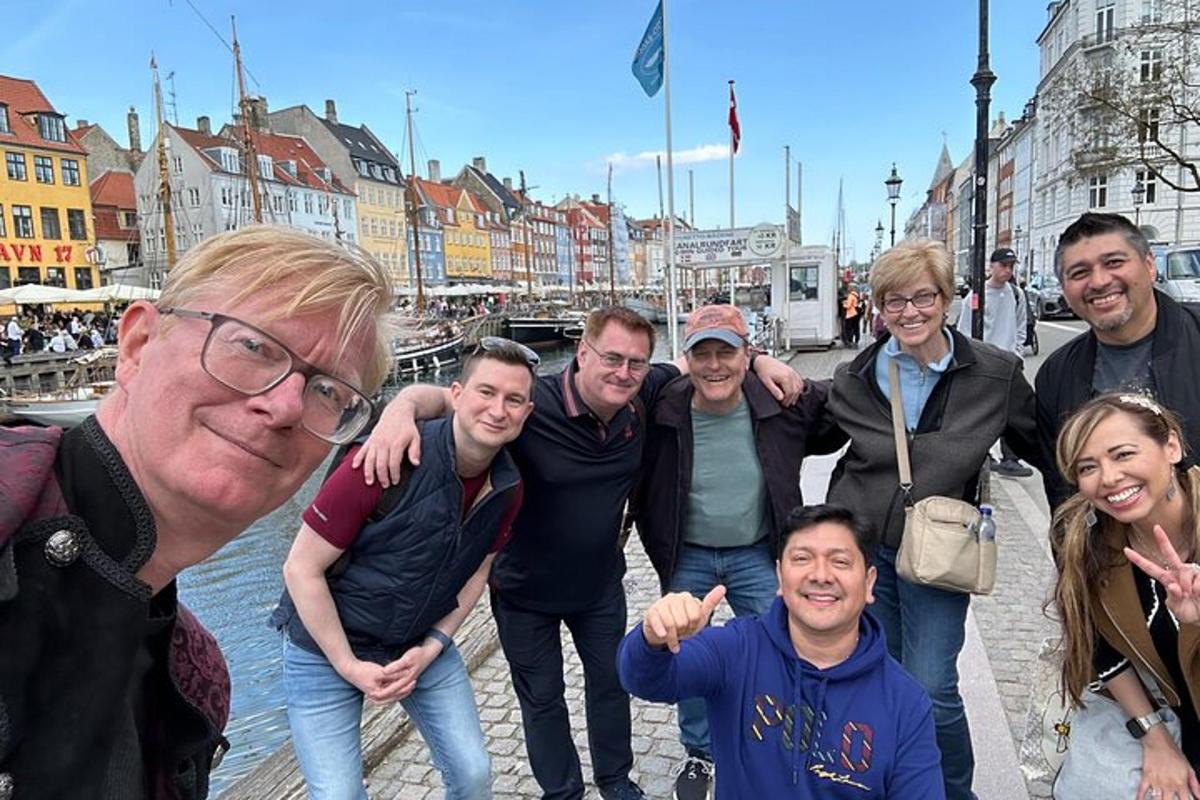 Un grupo de personas posando para una foto en un muelle.