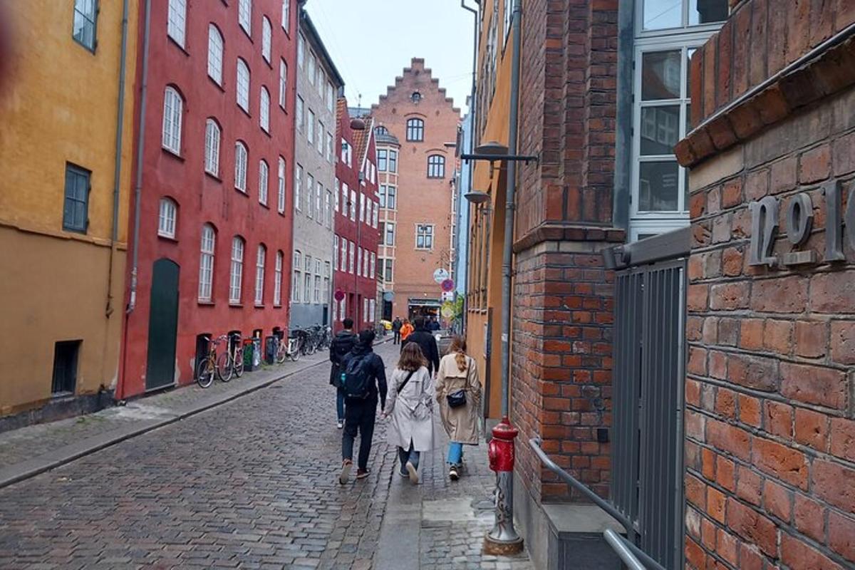 un grupo de personas caminando por una calle