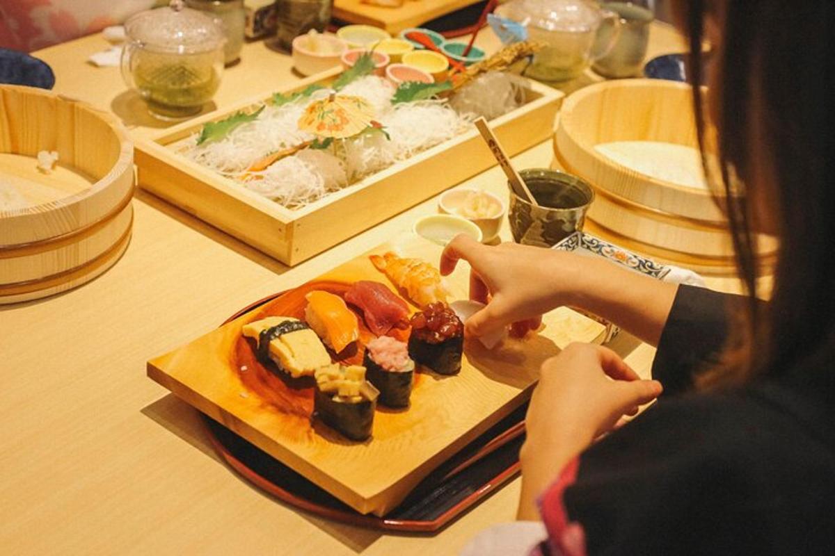 žena sedící u stolu s talířem sushi