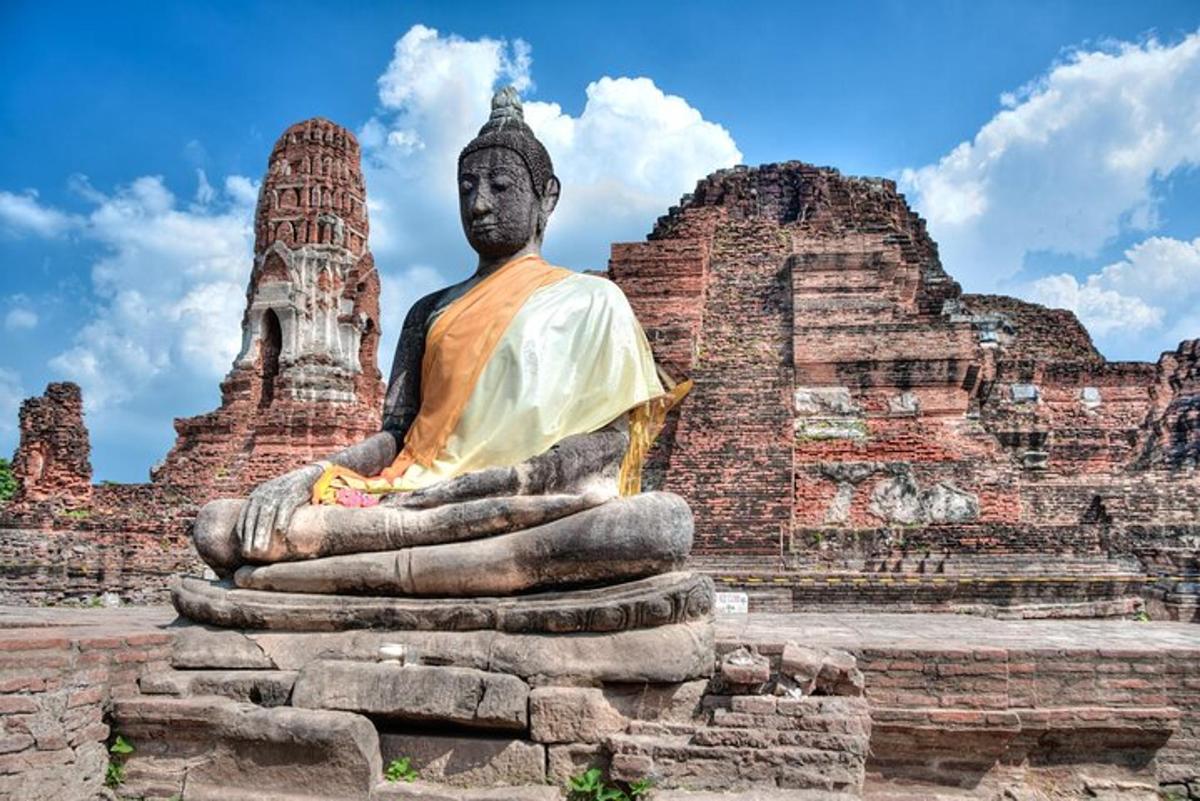 uma estátua de um homem sentado em uma pilha de pedras
