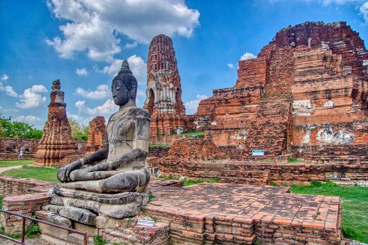 uma estátua em frente a um grupo de templos