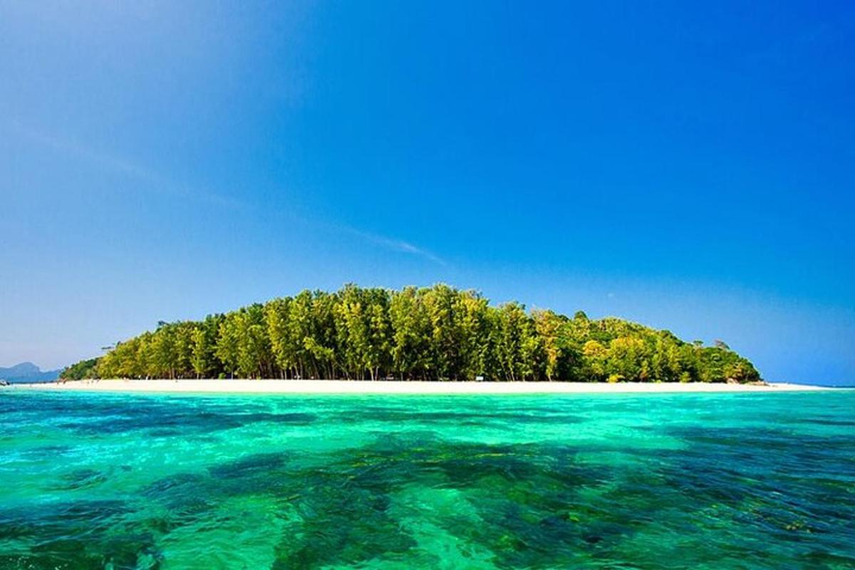 un'isola in mezzo a uno specchio d'acqua