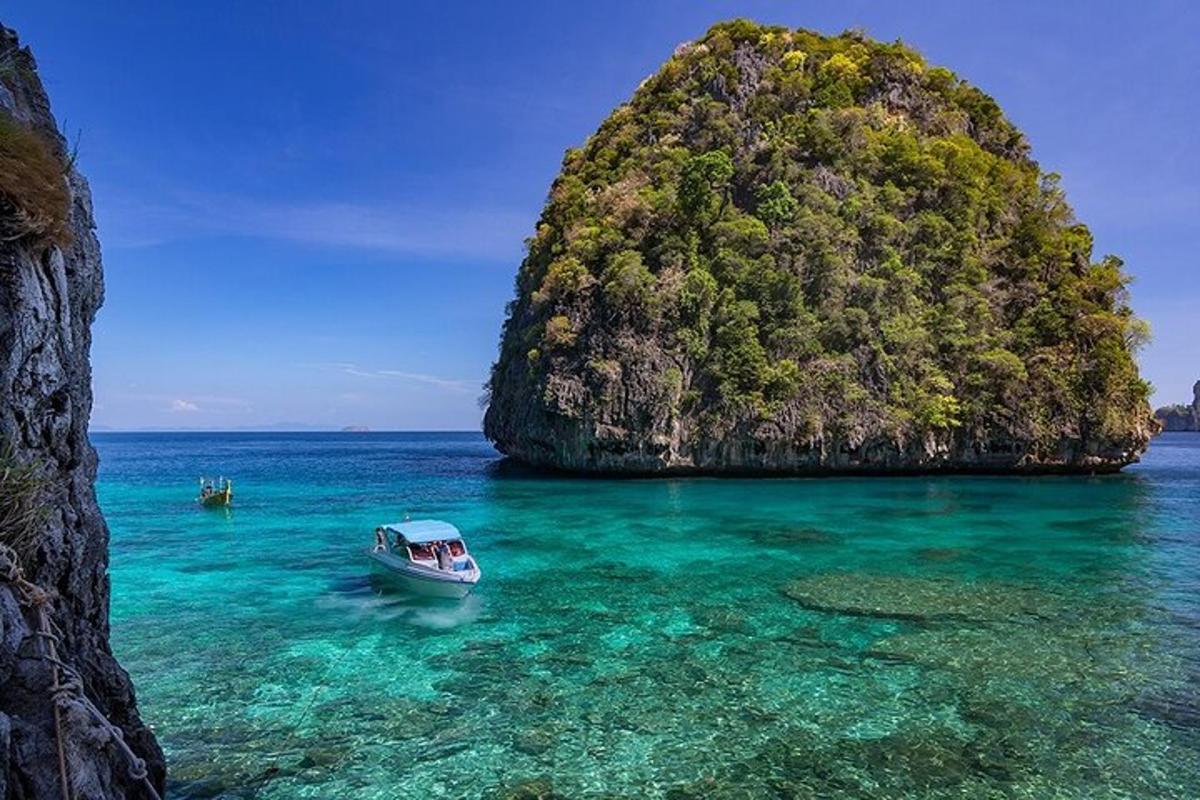 una barca in acqua accanto a una piccola isola