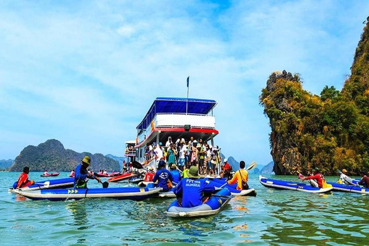 um grupo de pessoas em um barco na água