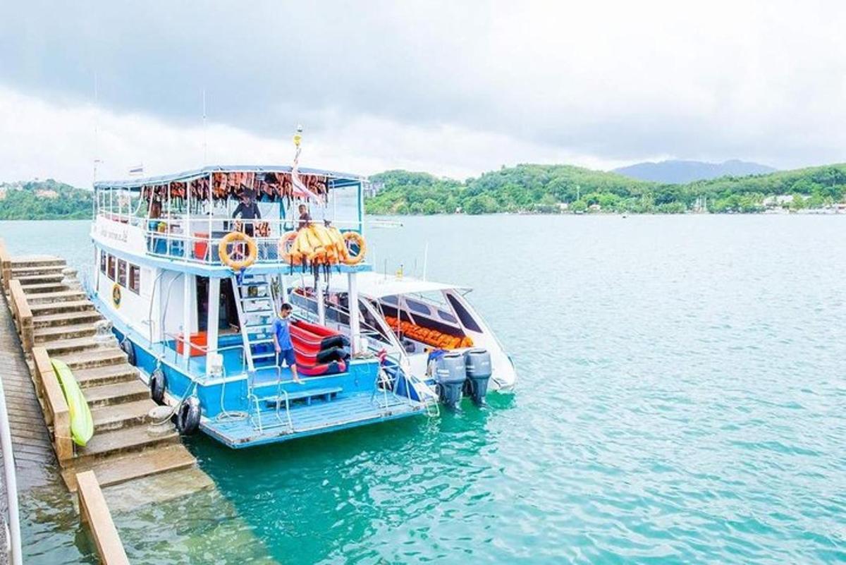 um barco azul e branco estacionado em uma doca