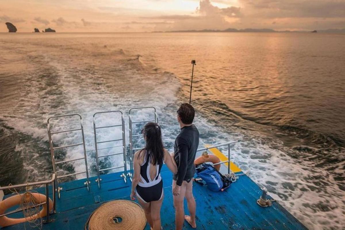 um homem e uma mulher em um barco na água