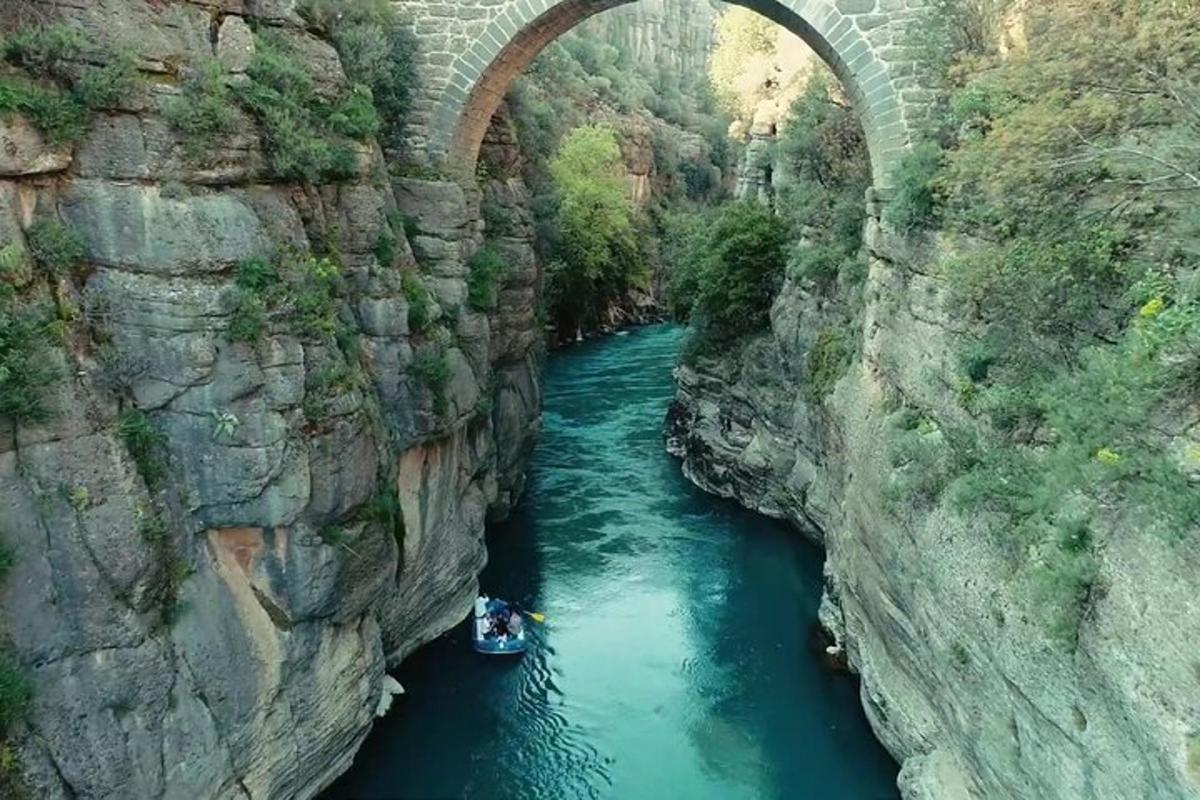 un barco en un río debajo de un puente
