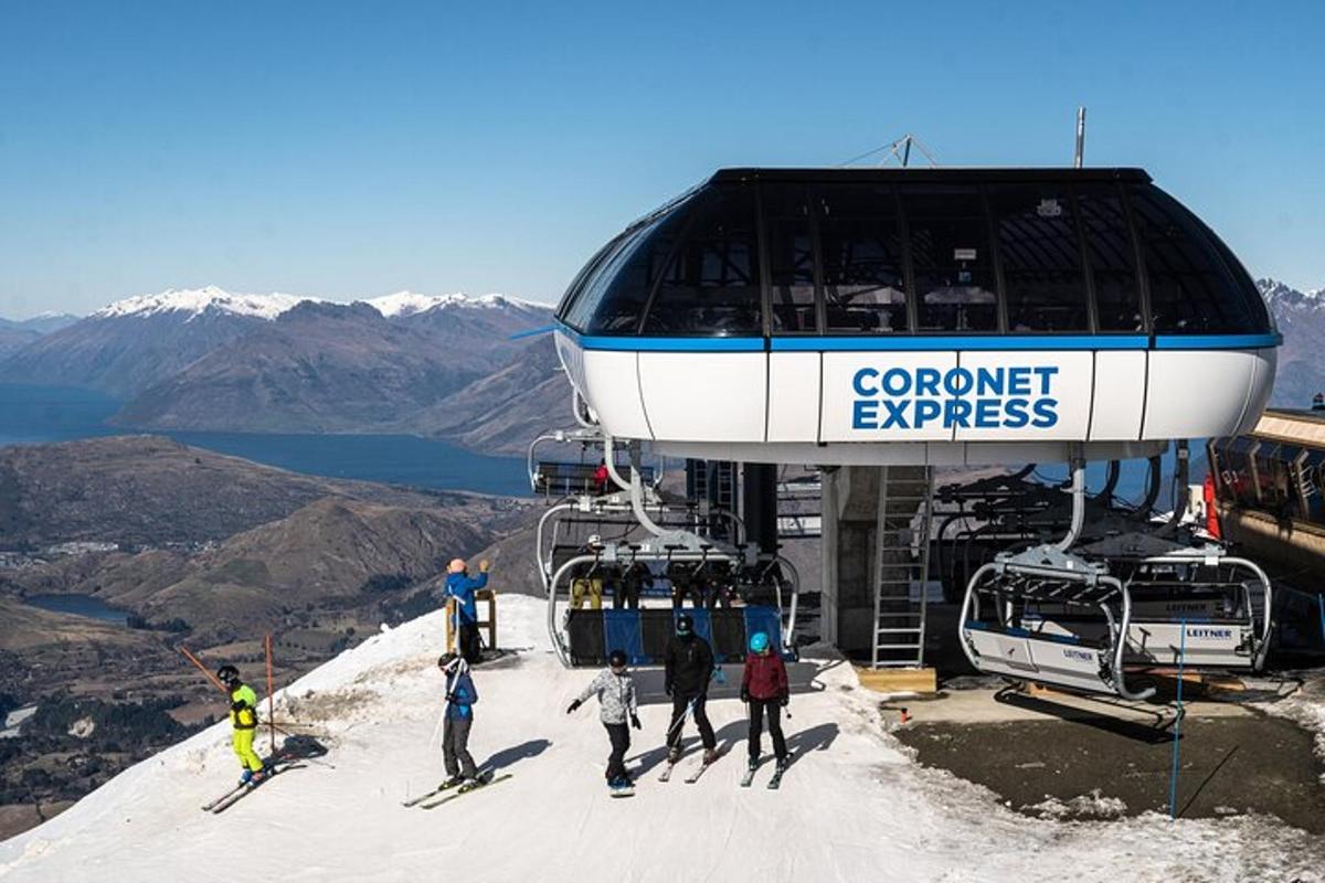 een groep mensen op een skilift op een berg