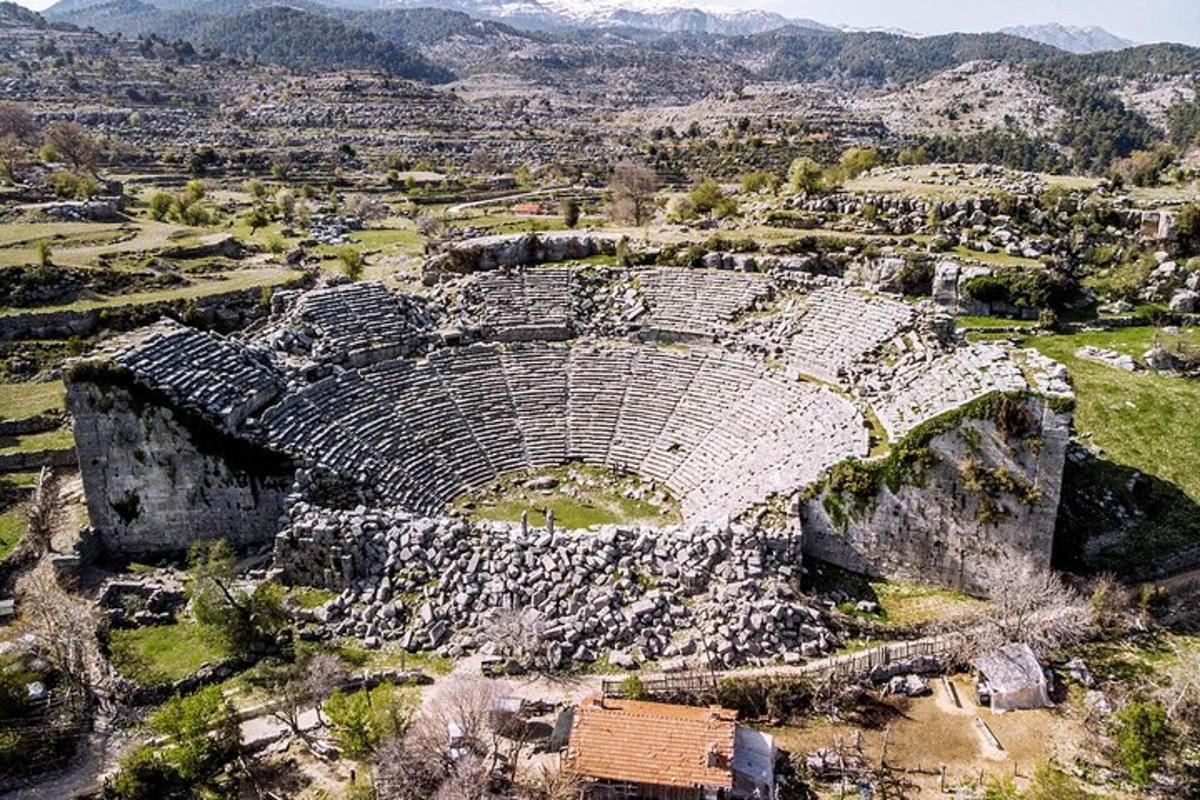 Un antiguo anfiteatro con una ciudad al fondo