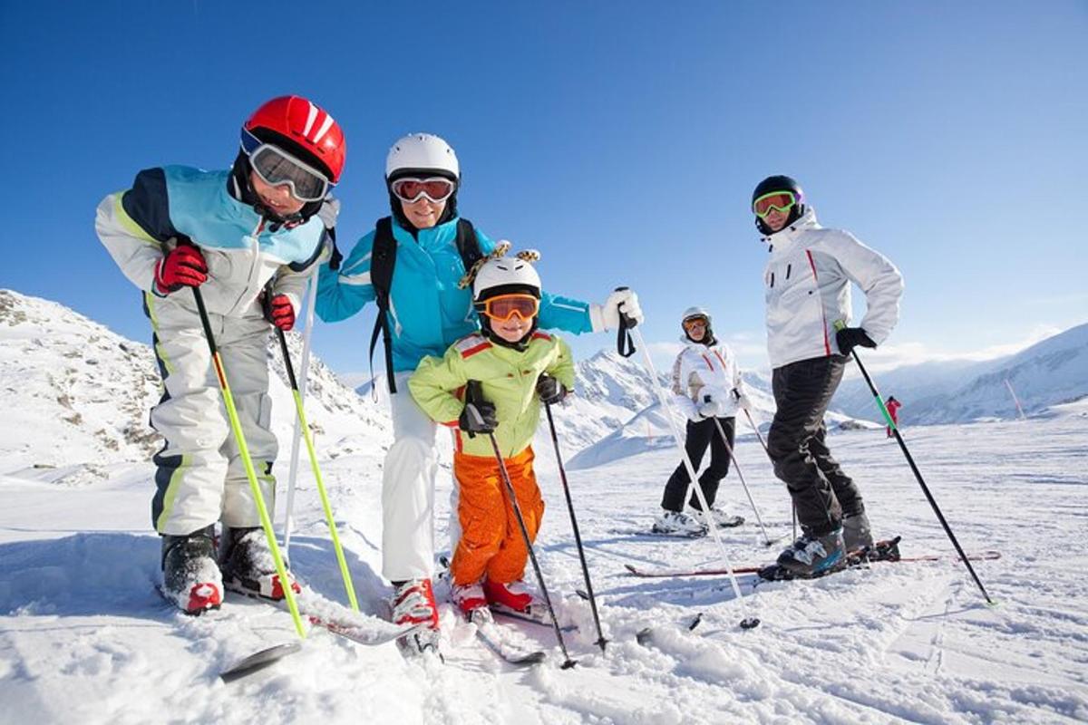 grupp inimesi suuskadel lumel
