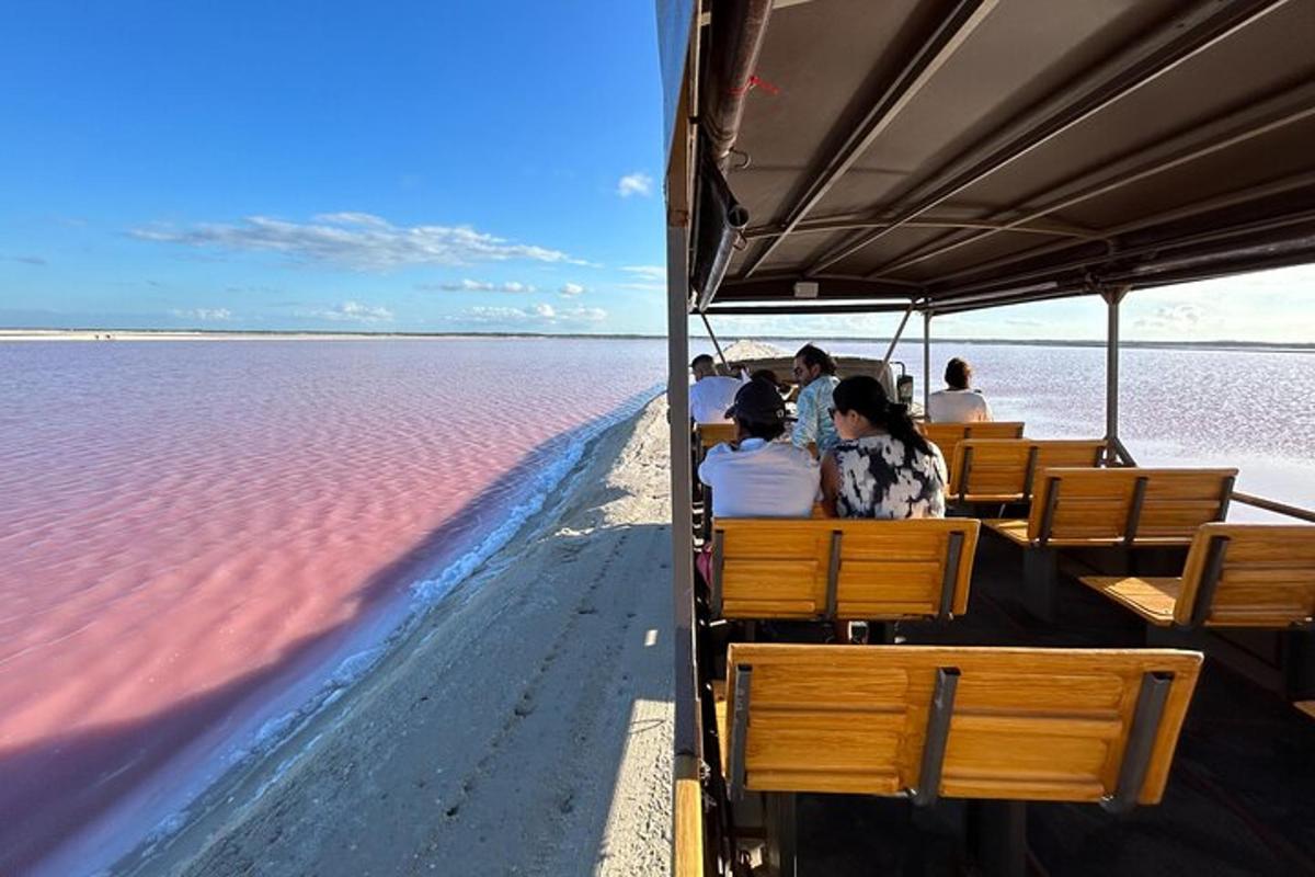 Un grupo de personas sentadas en un bote en el agua.