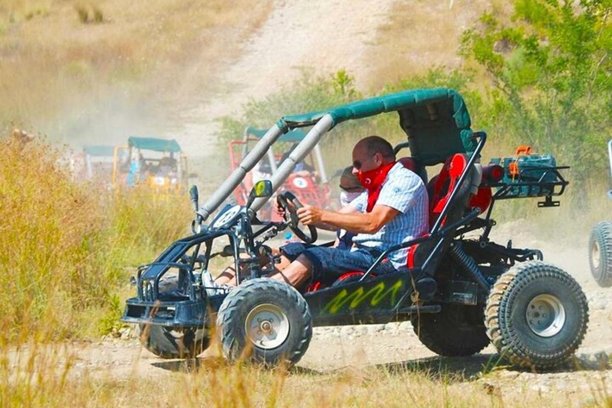 Un hombre que viajaba en un vehículo de cuatro ruedas por un camino de tierra
