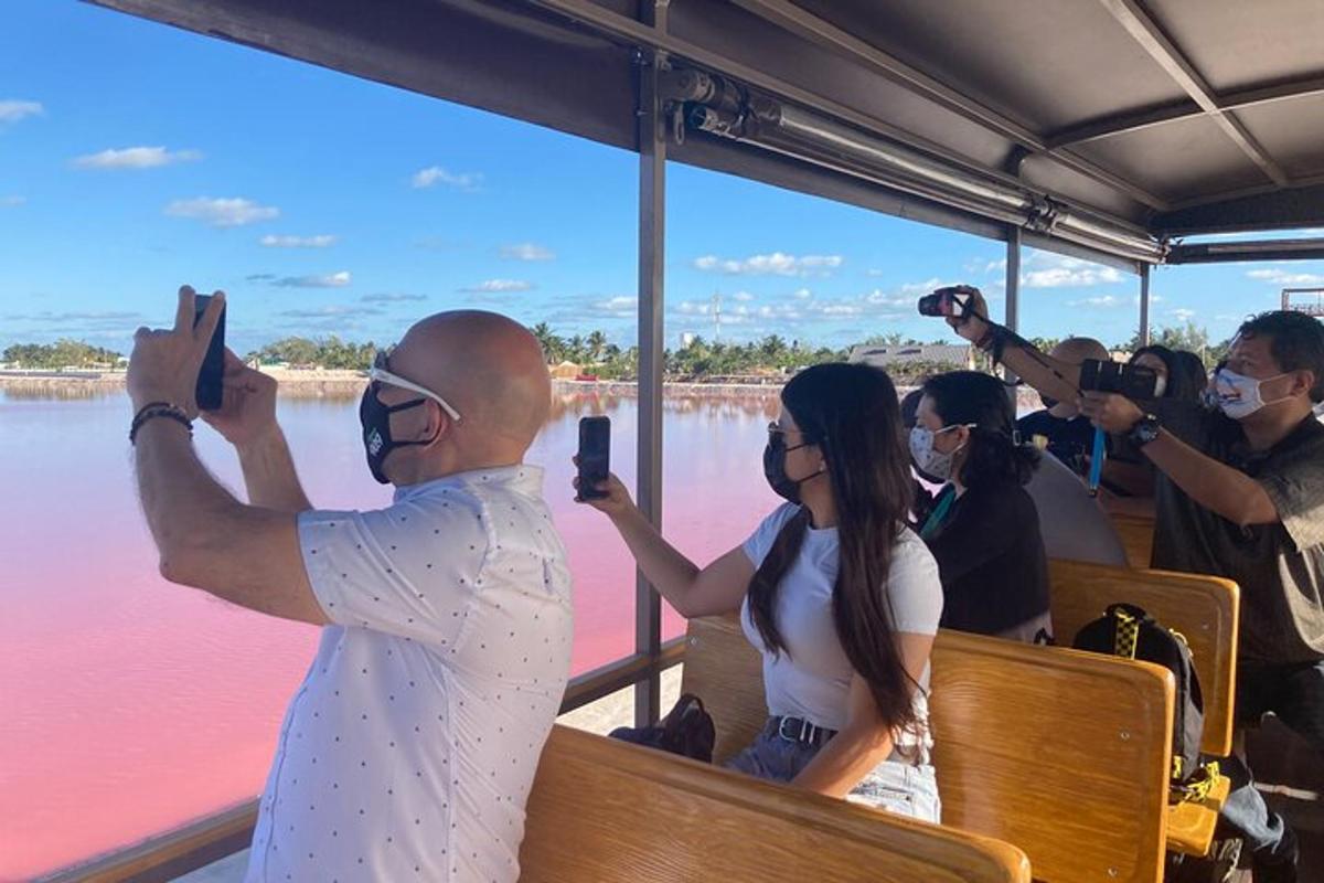 Un grupo de personas tomando fotografías del agua en un barco.