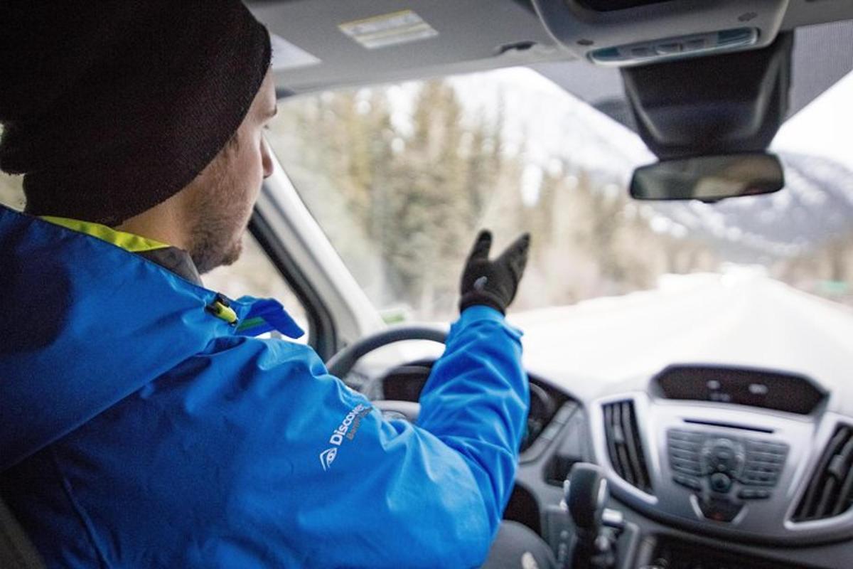 坐在车里竖起大拇指的男人