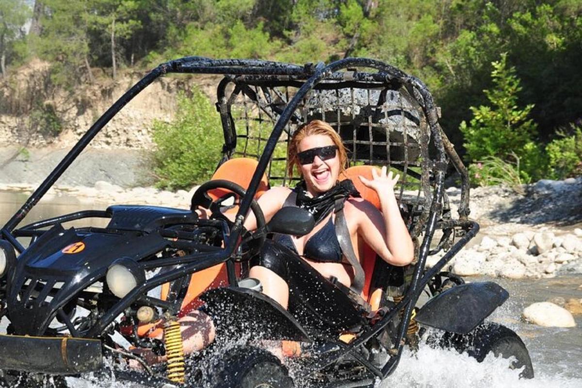 egy nő ül egy ATV-ben a vízben