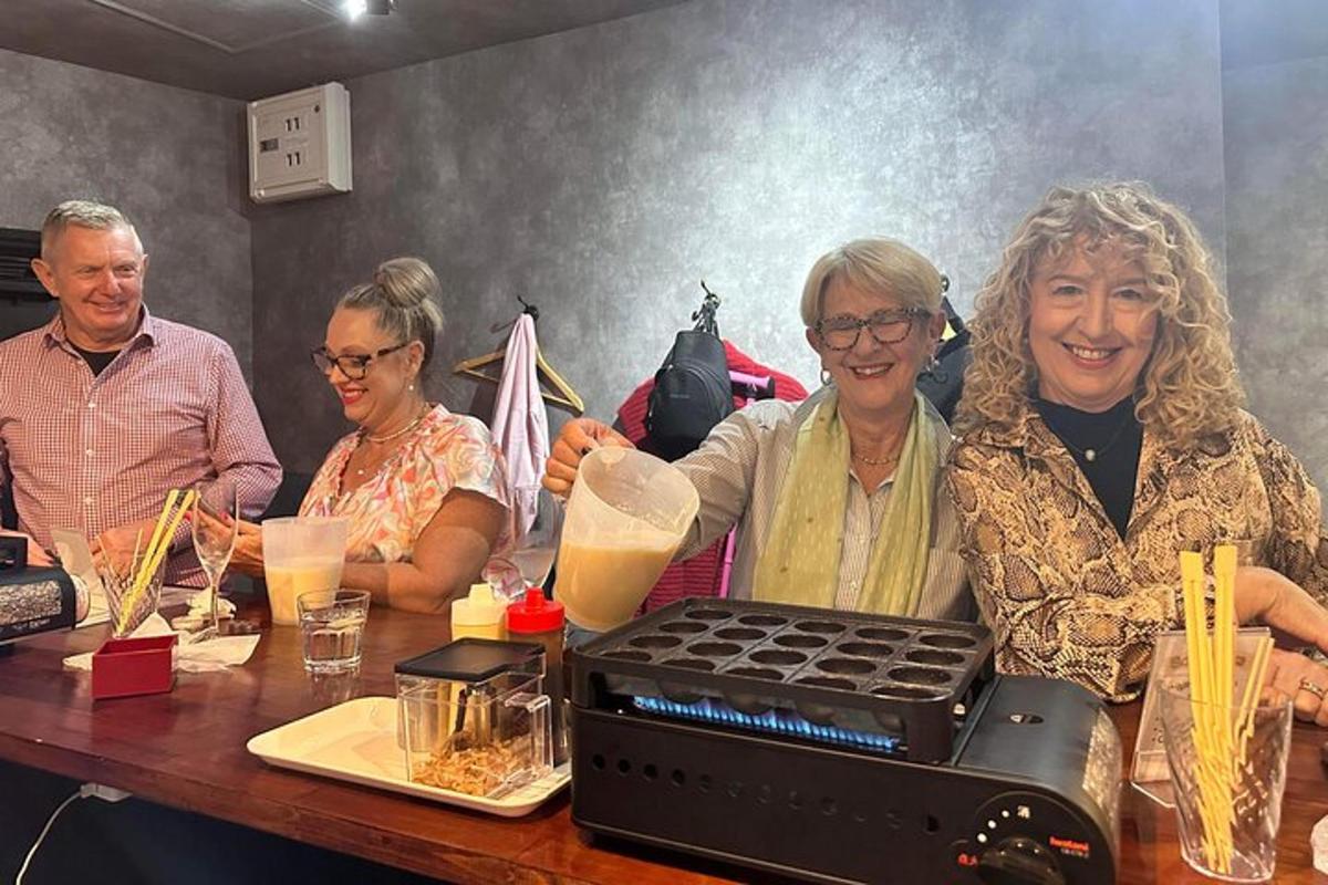skupina lidí sedících u stolu s mixérem