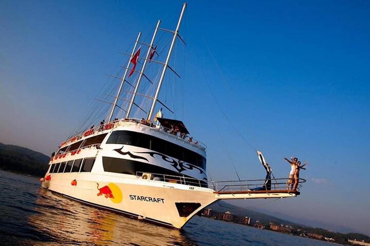 een grote boot in het water met mensen erop