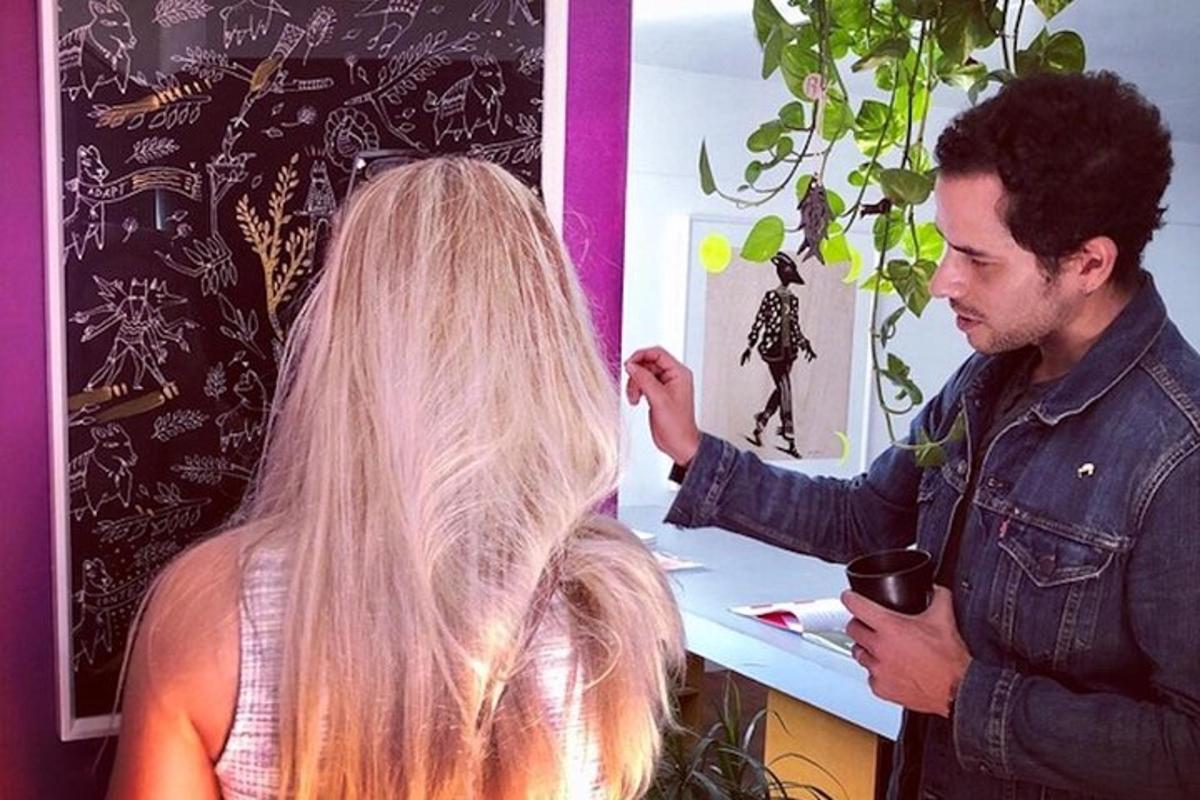 un home ajuda una dona a pentinar-se
