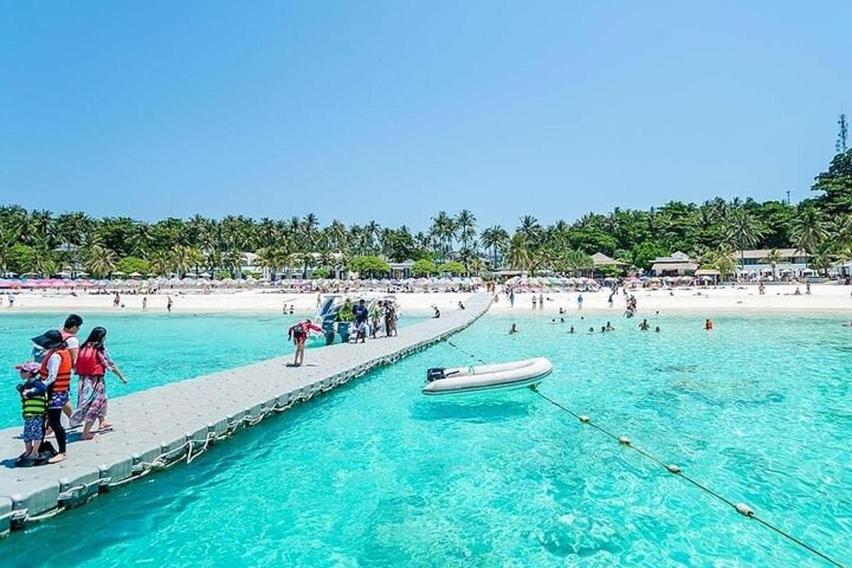 un grupo de personas en una playa con un barco