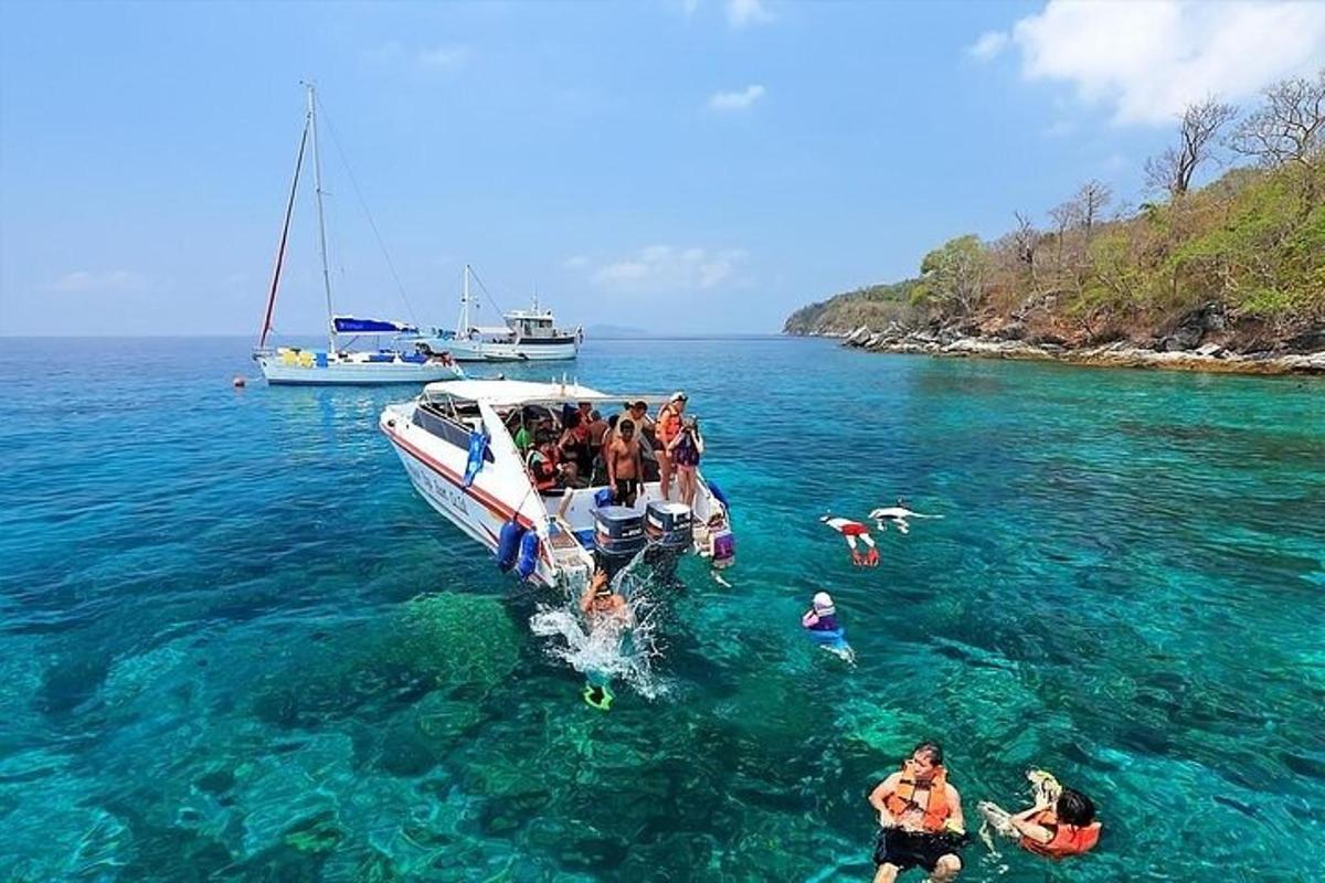 un grupo de personas en un barco en el agua