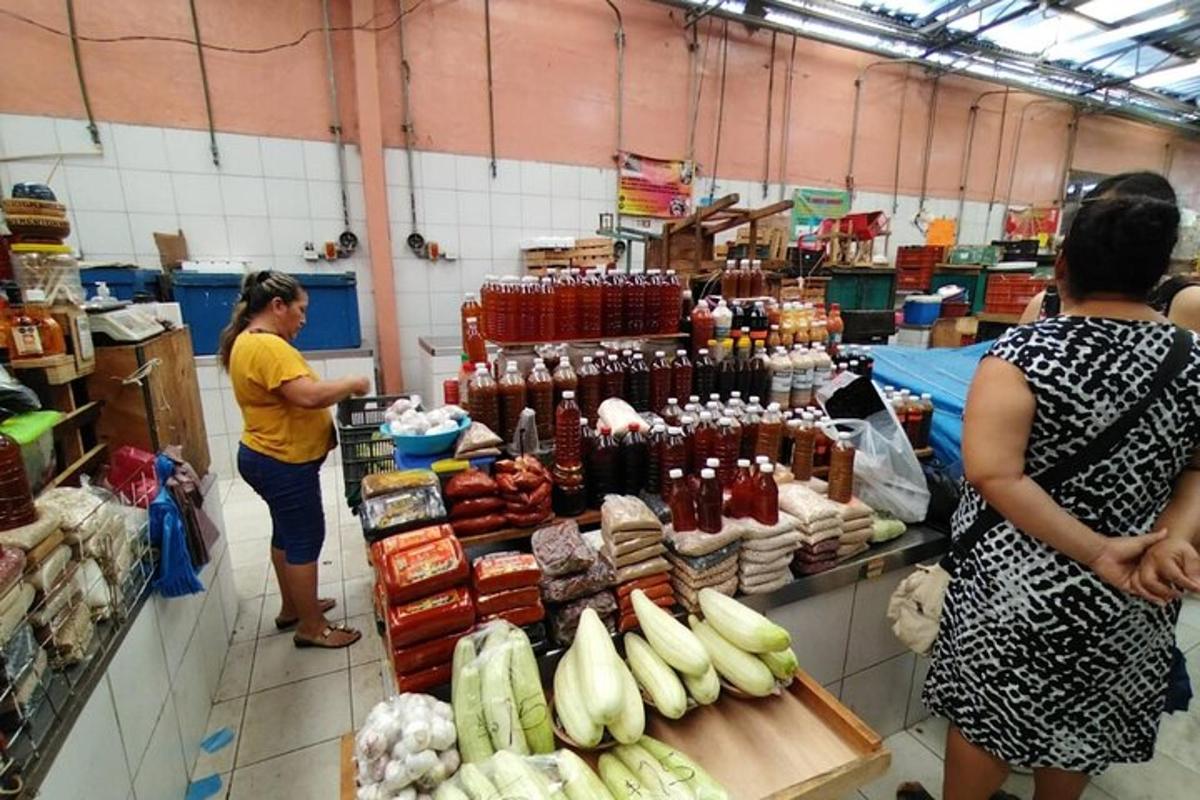 dua wanita berdiri di kedai runcit menjual makanan