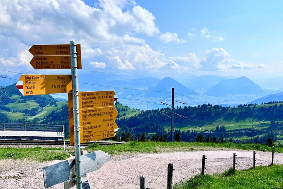 papan tanda jalan di atas bukit dengan latar belakang gunung