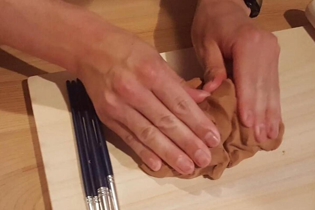 ένα ζευγάρι χέρια πάνω σε ένα ξύλινο τραπέζι