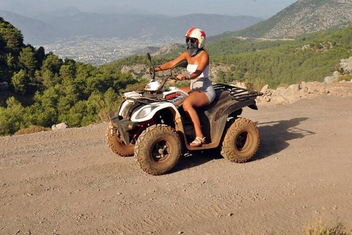 žena jedoucí na čtyřkolce po nezpevněné cestě