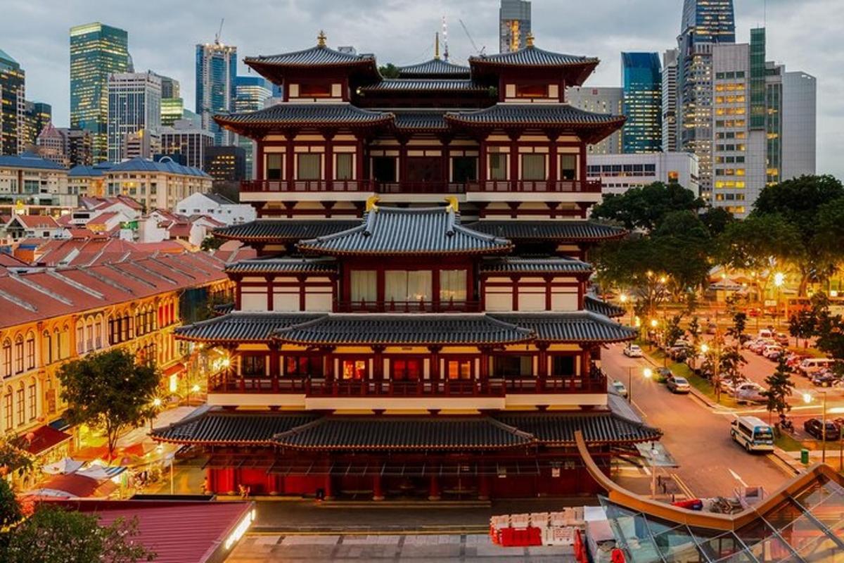 un grande edificio con una pagoda in una città