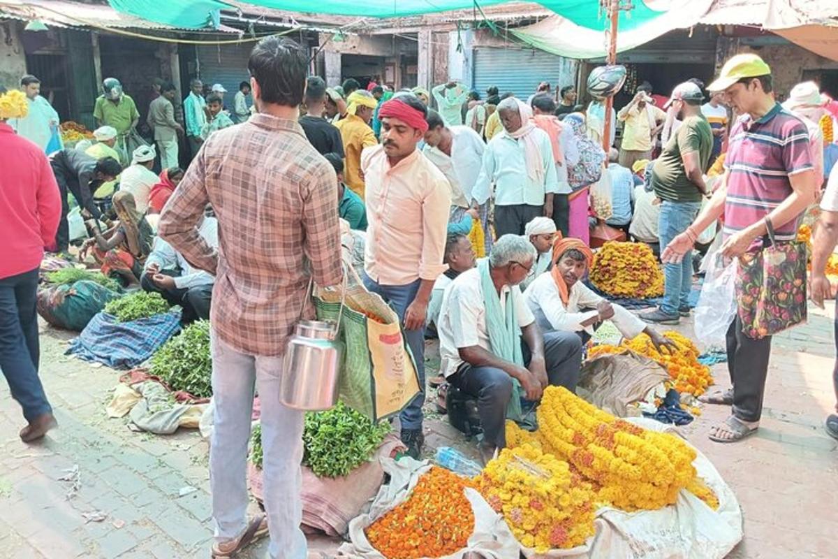 een groep mensen die rond een markt staan met producten