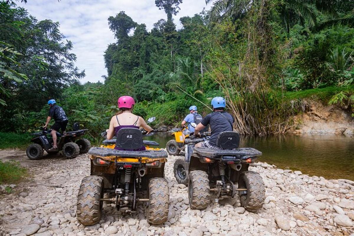 isang grupo ng mga tao na nakasakay sa mga atv sa isang ilog