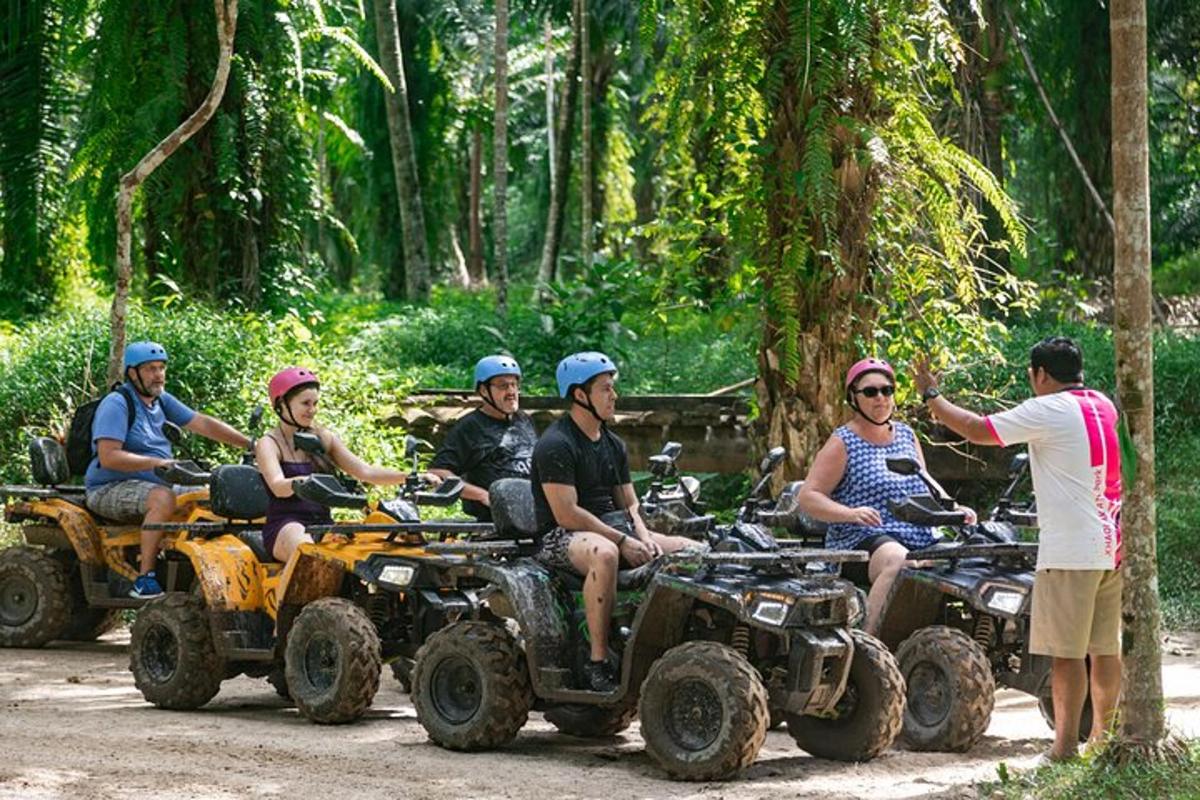 grupp inimesi, kes sõidavad metsas ATV-dega