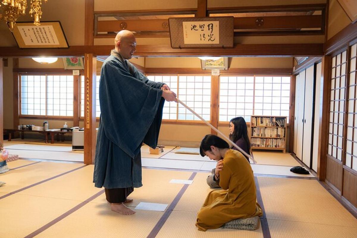 ローブを着た男性が部屋の中で女性と遊んでいる
