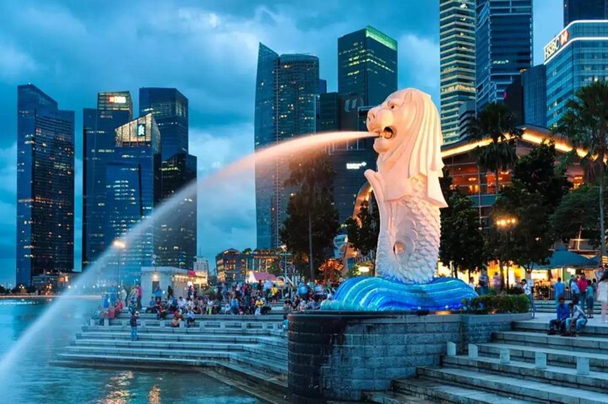 patung putri duyung di depan kota