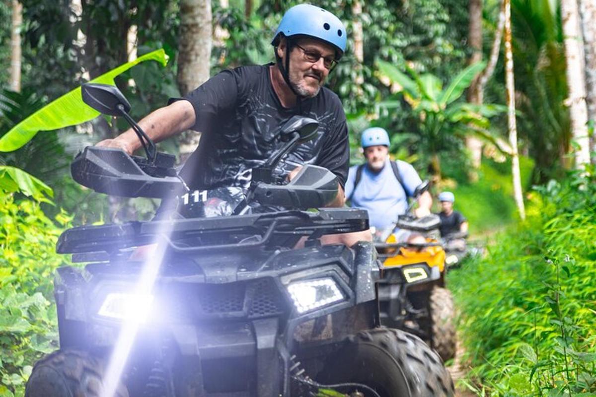Kaks meest sõidavad metsas ATV-dega