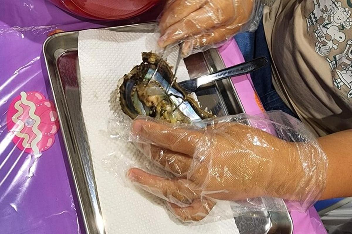 una persona que sosté un aliment en un embolcall de plàstic