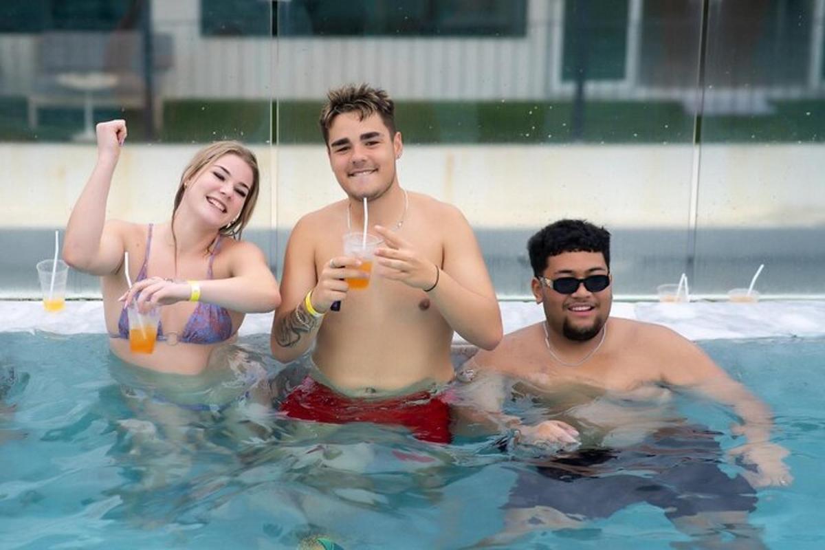 un grup de trei persoane într-o piscină