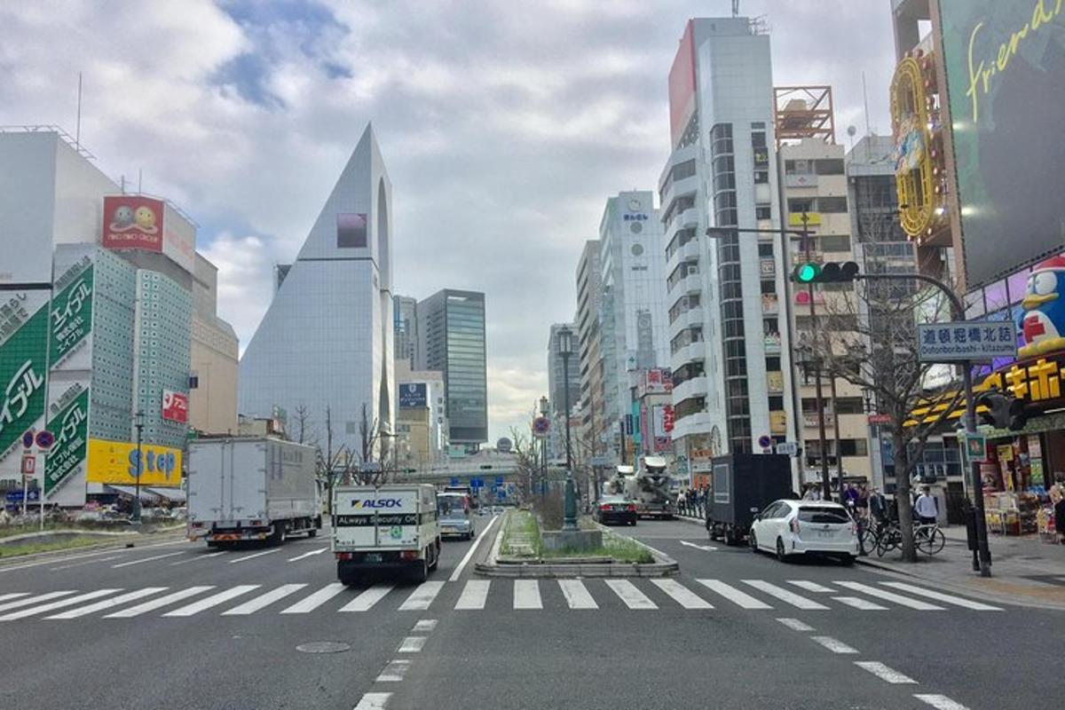Una calle muy transitada de la ciudad con coches y edificios.
