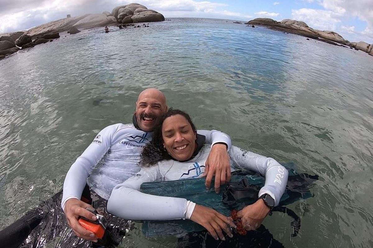 Un hombre y una mujer tumbados en el agua