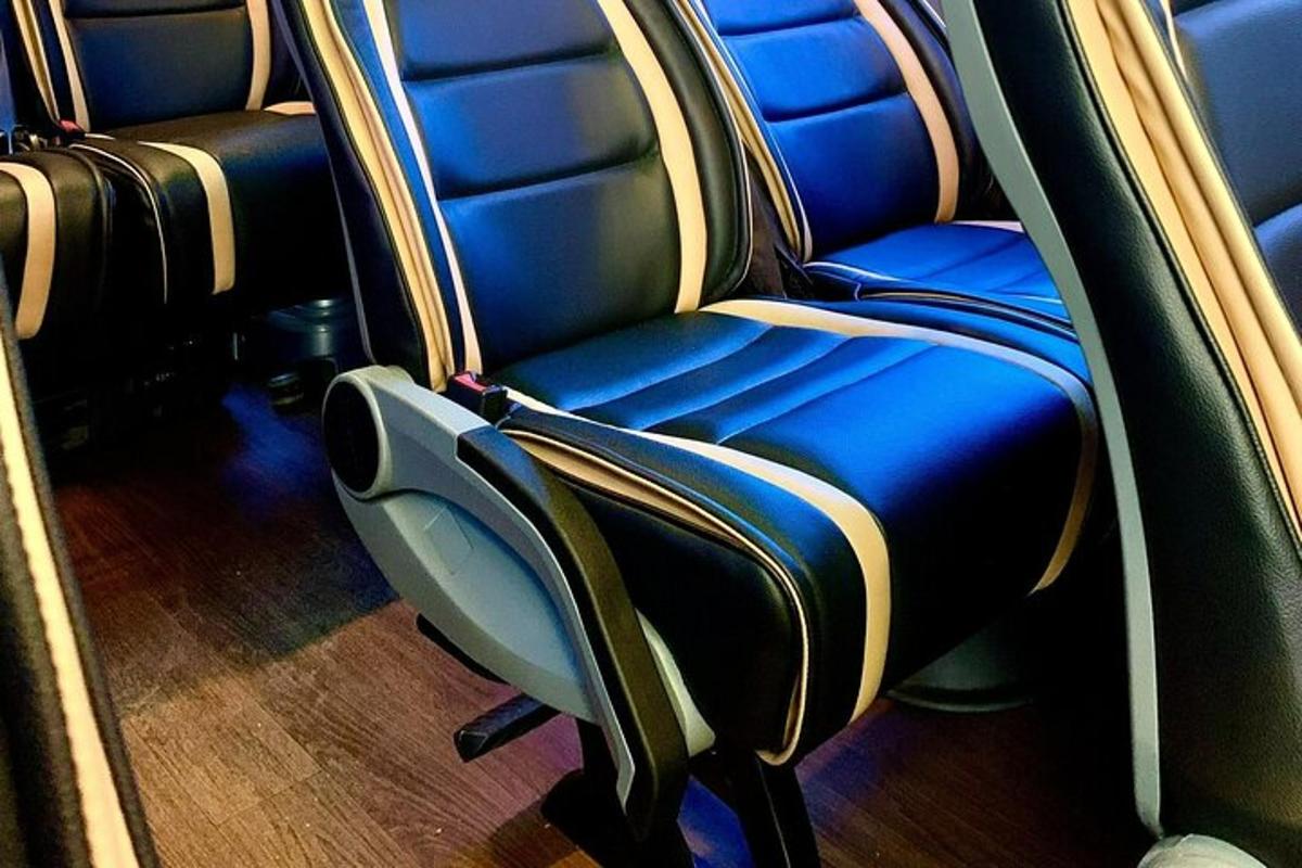 un loc gol într-un tren cu scaune albastre