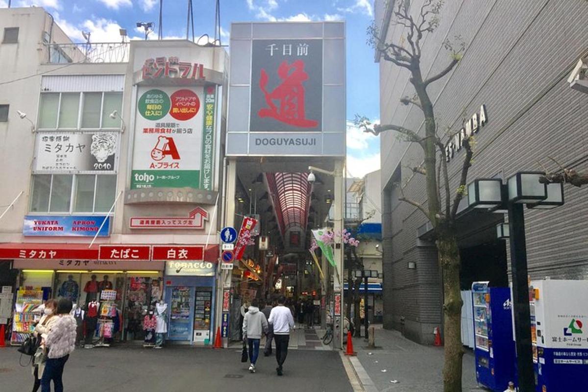Un grupo de personas caminando por una calle con edificios.